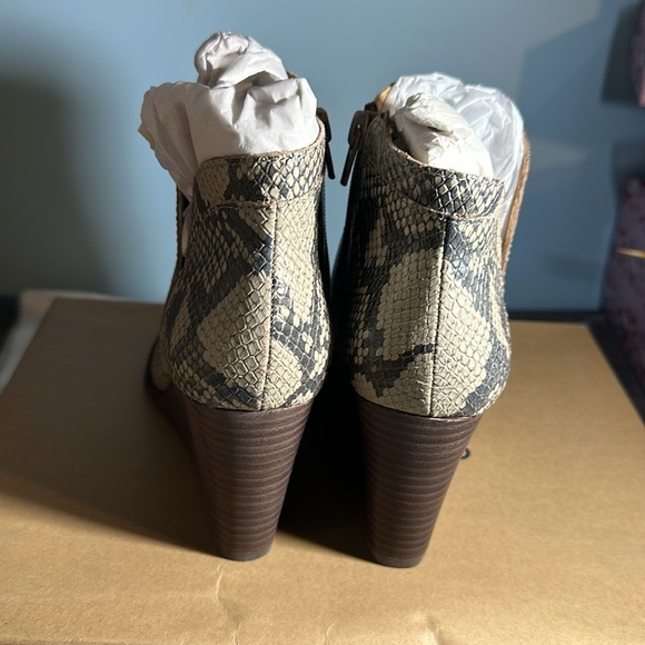 NWT snake print boots - Picture 3 of 7